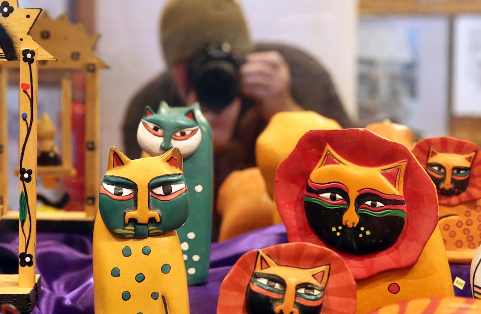 EN KATTESELFIE: Ikke akkurat en vanlig selfie, men undertegnede har fotografert seg selv ved hjelp av et speil i kattemuseumet i Kuching på Borneo.