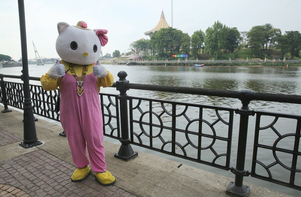 SYNGENDE KATT: Kle deg som en katt og ta en sang – da sitter pengene løst hos turistene som en takk for underholdningen.