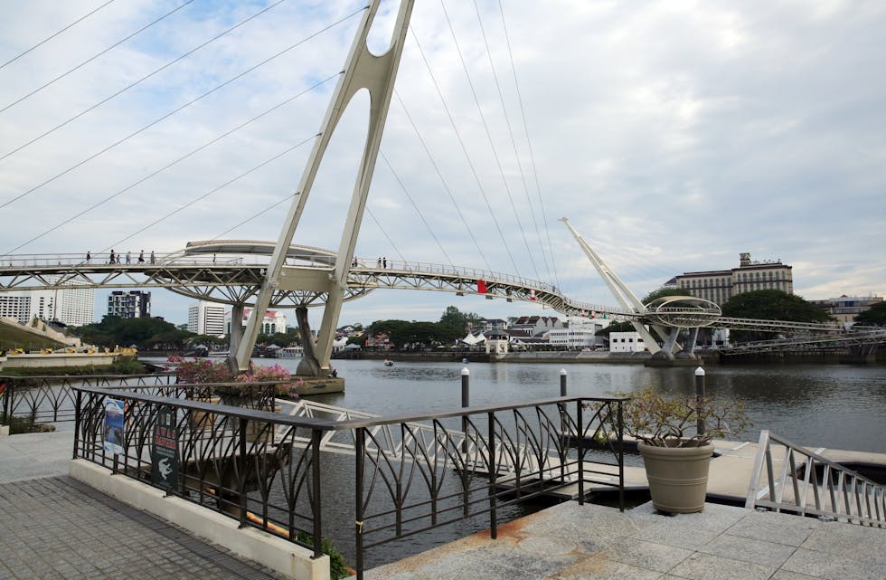 S-FORMET: Darul Hana-broen slynger seg som en stor S over Sarawakelven.