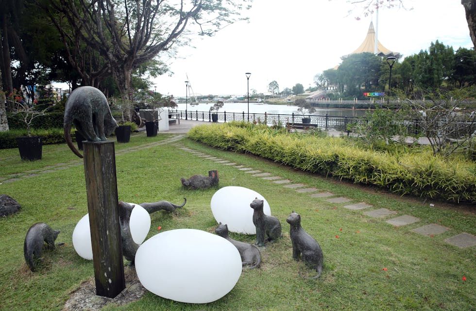 KATTESTATUER LANGS SARAWAKELVEN.