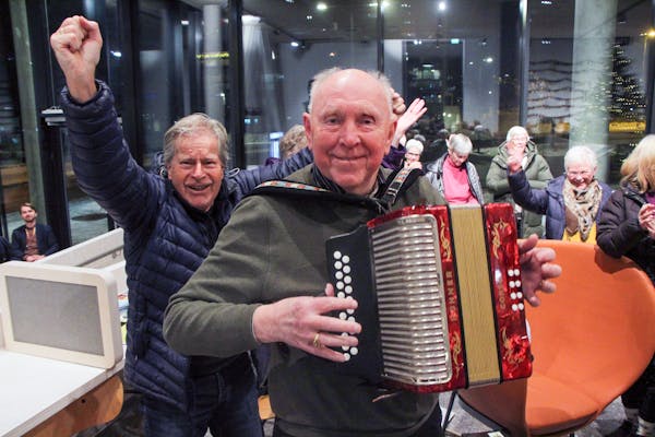 JUBEL: Alnas seniorer stilte mannssterke på bydelsutvalgsmøte torsdag og kunne juble da politikerne reddet Haugerud seniorsenter og dagsentret på Tveten gård.