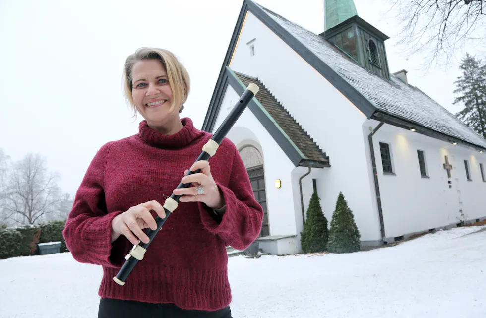PÅ HJEMMEBANE: Etter å ha vokst opp på Otta og senere bodd i Lillestrøm, flyttet Torun Torbo til bestemorens hus på Høybråten, hvor hun blant annet bor vegg i vegg med sin far Rolf E. Torbo som er Høybråtens store lokalhistoriker. Her foran Høybråten kirke.