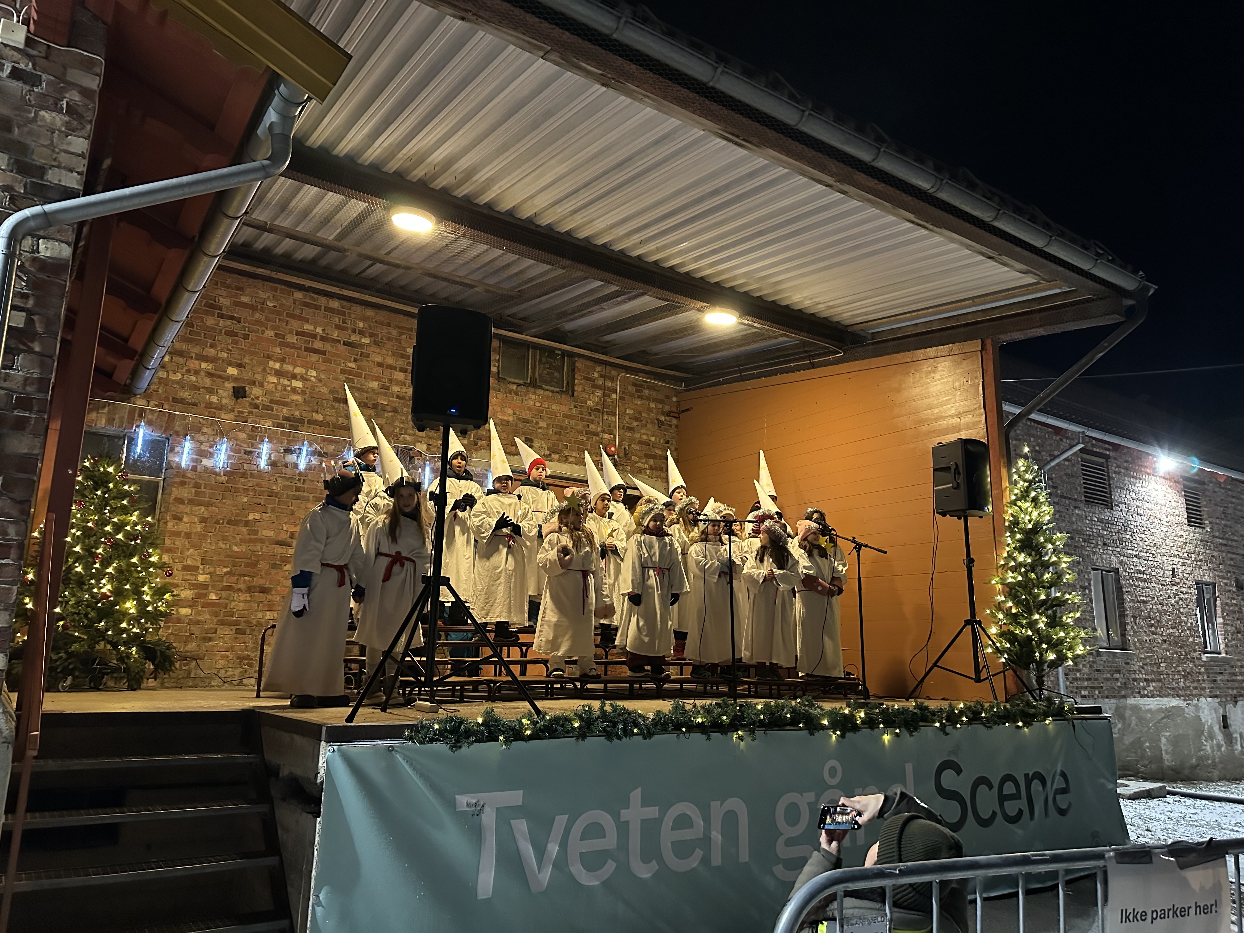 JUL PÅ TVEITA: Skolekoret i Lucia-aksjon. Et innholdsrikt skolehalvår går mot slutten, og fortsetter i det samme sporet i 2025. 