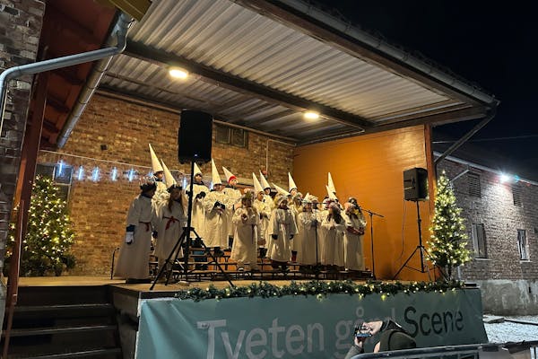 JUL PÅ TVEITA: Skolekoret i Lucia-aksjon. Et innholdsrikt skolehalvår går mot slutten, og fortsetter i det samme sporet i 2025.