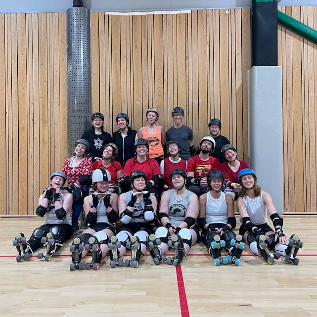 UTIVDER TILBUDET: Oslo Roller Derby satser på rekruttering og tilbyr denne vinteren både prøvekveld og egne nybegynnerkurs for ungdom og voksne i Apalløkkahallen. Foto: Kiki Longskates/ORD.