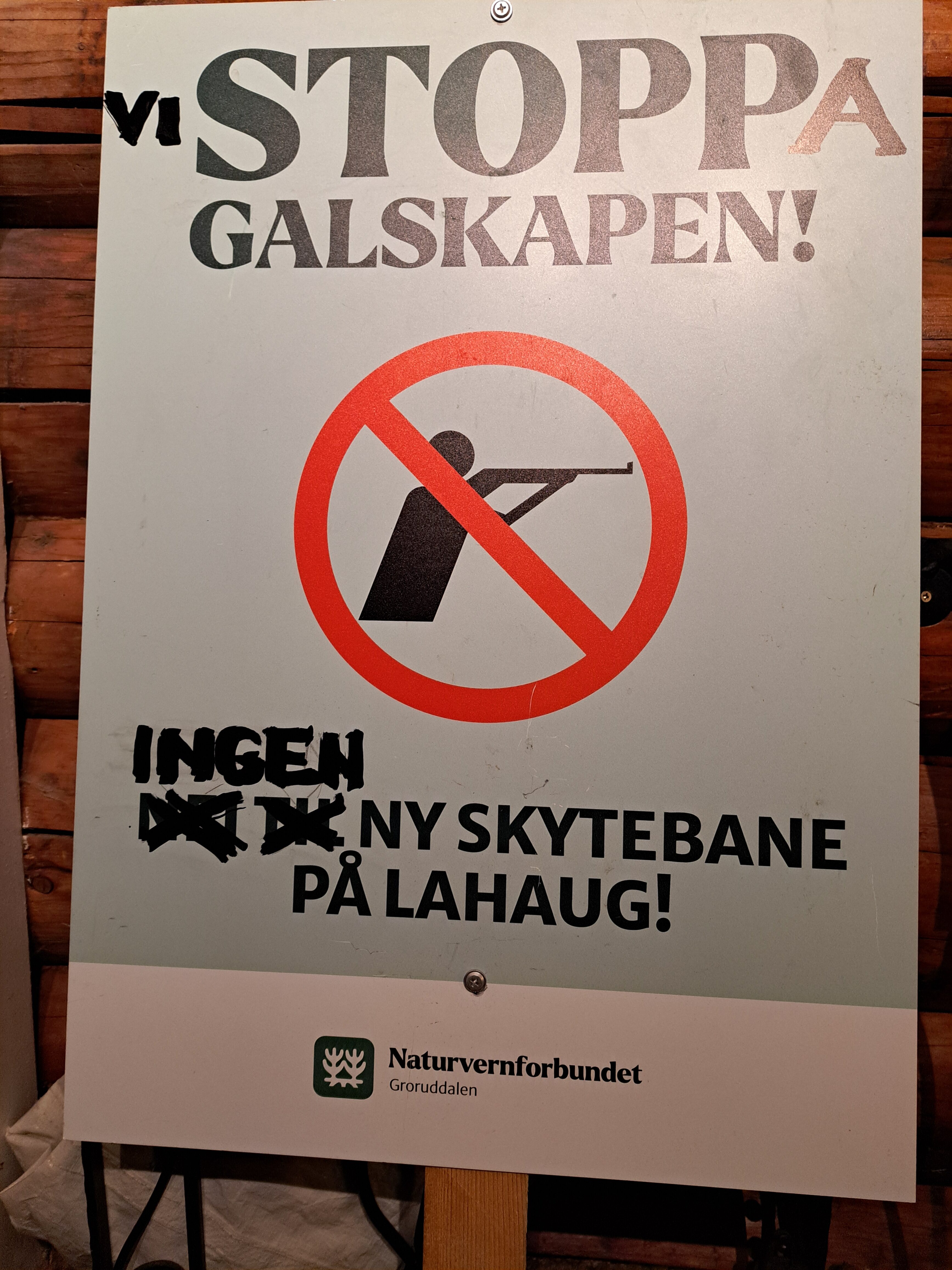 OPPSUMMERENDE: Denne lille redigeringen av plakaten forteller at det til slutt gikk som markaforkjemperne ville.