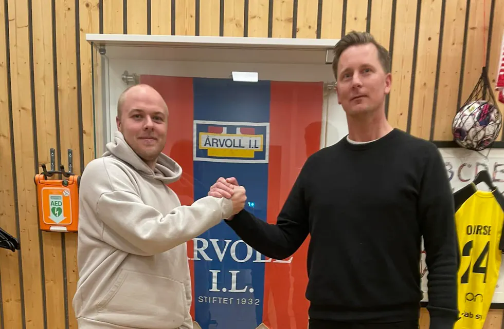Årvoll IL har sikret seg ny trener før kommende sesong. Stian Dieseth (t.v.) og styreleder Morten Holmen-Jensen markerer samarbeidet med et håndtrykk.