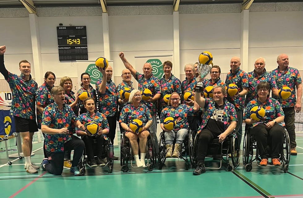 VOLLEYGLEDE FOR ALLE: Det norske laget stakk av med seieren i turneringen, men dagen som helhet var en seier for hele sittevolleyball-sporten. Foto: Stovner SK
