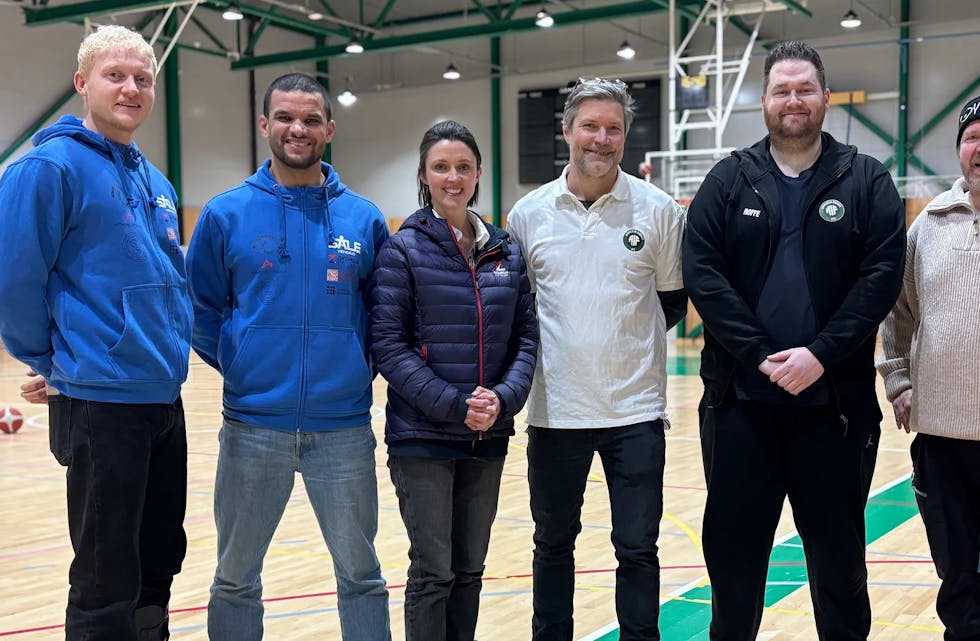 GLADNYHET PÅ APALLØKKA: Erik og Kamal fra Sålevending, Kristine fra Zuccarellostiftelsen, Jo Andreas og Rolf-Jarle fra Ammerud Basket, Sindre fra Tøyen SK (Ikke på bilde: Rosa sko-prosjektet og HSIL).