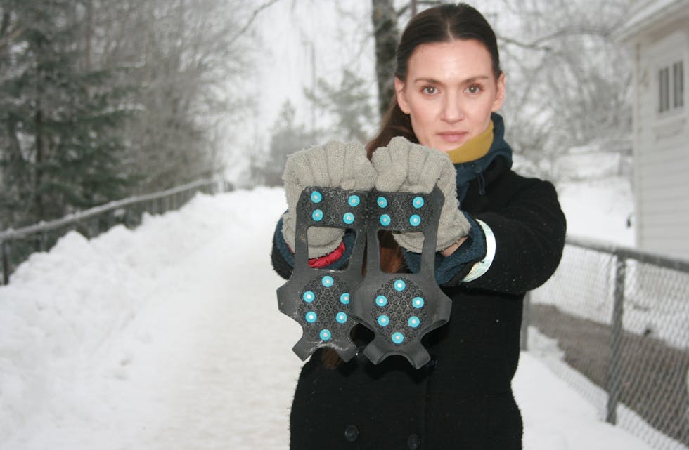 ÅRSTIDENS LILLE EKSTRAUTSTYR: Når isen lurer under snøen, justeres både tempoet og valgene. Noen går som vanlig – andre tar det steg for steg.