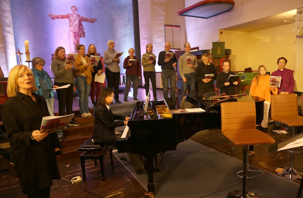VED PIANOET: Elisabeth Vatn er allerede godt i gang med kantorarbeidet i Lillestrøm kirke - her fra en «Bli med og syng»-kveld i kirken.