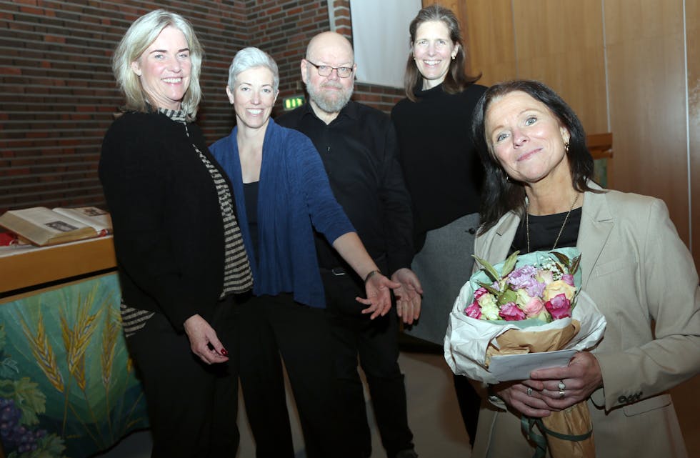 FIKK BLOMSTER: Daglig leder Hanne Cathrine Rud (f. v.), menighetsrådsleder Tone Borgen, nestleder Steinar Hansgård og prest Tone Marie Falch takket Elisabeth Vatn for innsatsen med blomster.