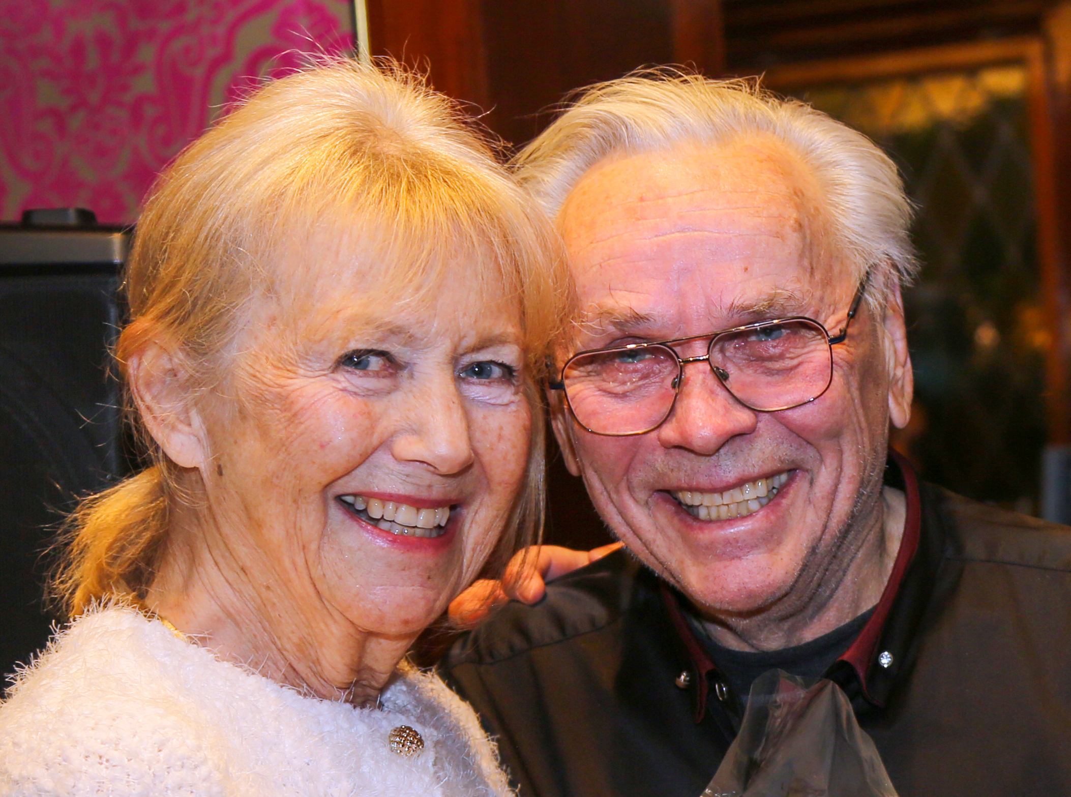 MUSIKKGLAD DUO: Evy Ekse og Roger Wilsberg kan det å spille opp til fest, om det nå er i forbindelse med å gi slipp på jula eller få rockefoten i gang på sykehjemmene.