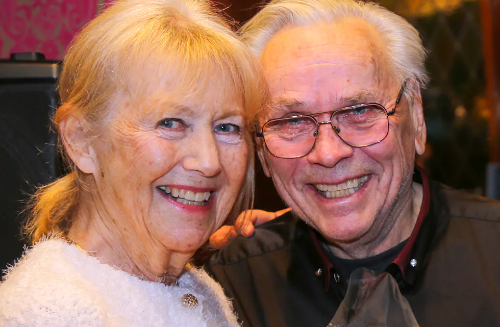MUSIKKGLAD DUO: Evy Ekse og Roger Wilsberg kan det å spille opp til fest, om det nå er i forbindelse med å gi slipp på jula eller få rockefoten i gang på sykehjemmene.