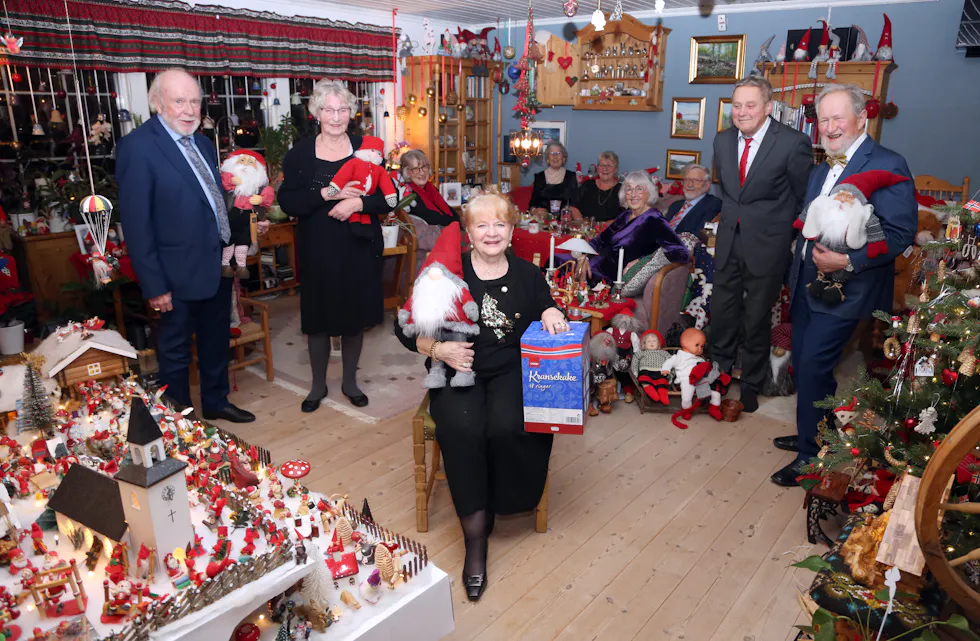 BLANT NISSENE: Når det skal fotograferes i stua til Frøydis og Gunnar på nyttårsaften, bringes festdeltakerne selvfølgelig inn i nisseland. Vidar Cederkvist (f. v.), Grete Paulsen, Trina Rudi, Lut Sercu, Evy Gahrmaker, Guttorm Rudi, Laila Tjemsland, Bjørn Erik Paulsen og Gunnar Stenerud. Frøydis Cederkvist Stenerud sittende i forkant.