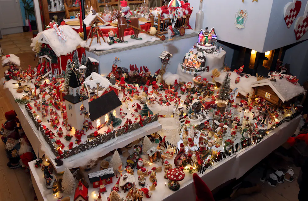 STORSLAGEN NISSELANDSBY: Ved peisen settes det hver jul sammen en skikkelig nisselandsby - men dette er kun én eneste krok av nissehuset til Frøydis og Gunnar.