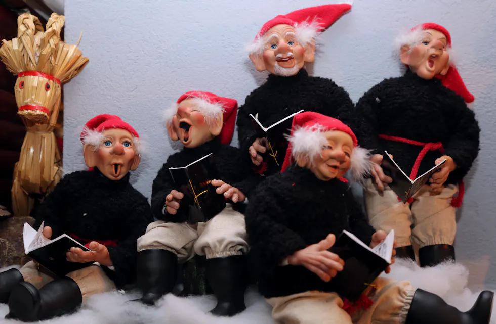 SANGGLADE NISSER: I Frøydis og Gunnars store nissesamling er dette nissekoret undertegnedes favoritt. De kan synge for de andre rundt 700 nissene som befinner seg i huset.