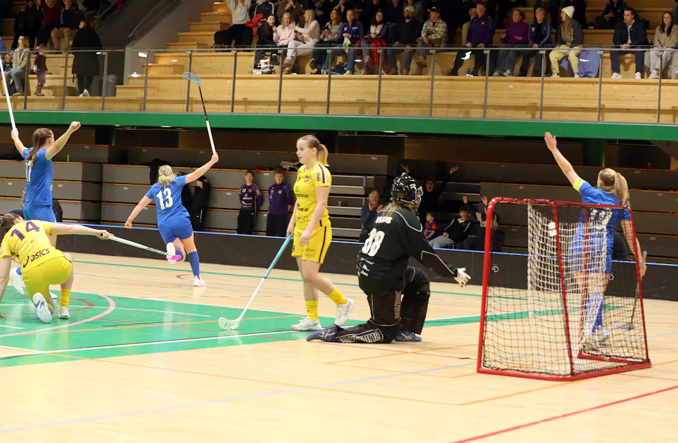 DEN SATT: Johanna Erika Ragnarsson (13) skapte lite jubel blant publikum etter å ha utlignet i sluttsekundet - for der satt det for det meste Tunet-tilhengere.