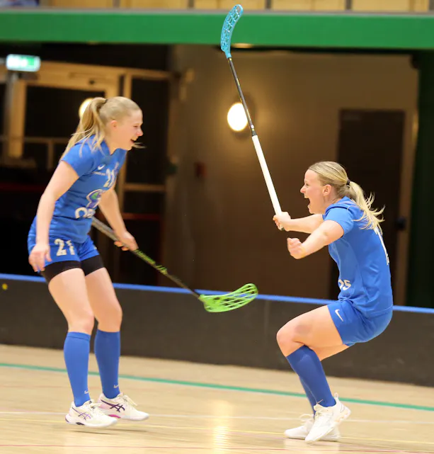 VILL GLEDE: Eline Dagestad (t. v.) skjønner godt at Johanna Erika Ragnarsson tar av etter å ha scoret utligningsmålet!