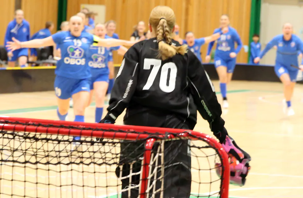 VILL JUBEL: Greis keeper Elin Næssan Linna har reddet enda en straffe og sørget for et uhyre viktig poeng til hjemmelaget - da er det bare å ta imot gratulasjoner fra gledeshylende lagvenninner.