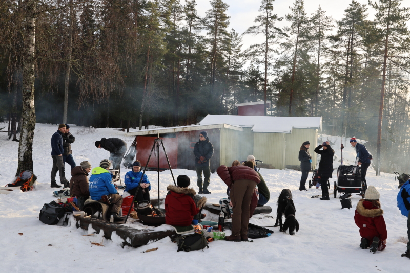 Det var god stemning ved Isdammen på Årvoll da bålene ble tent sist lørdag.