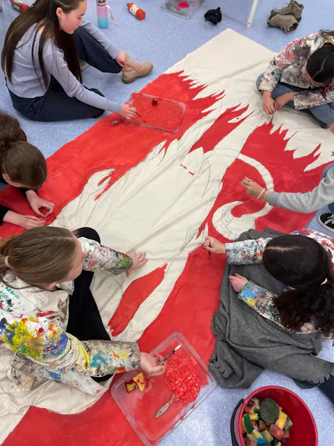 Elevene ved Bjøråsen skole har brukt vinteren på å utforske folkeeventyr fra hele verden gjennom kunst og kreativitet. Utstillingen 29. januar vil vise fram alt fra keramikk og linotrykk til musikk og slampoesi, og gir publikum et spennende innblikk i elevenes arbeid.