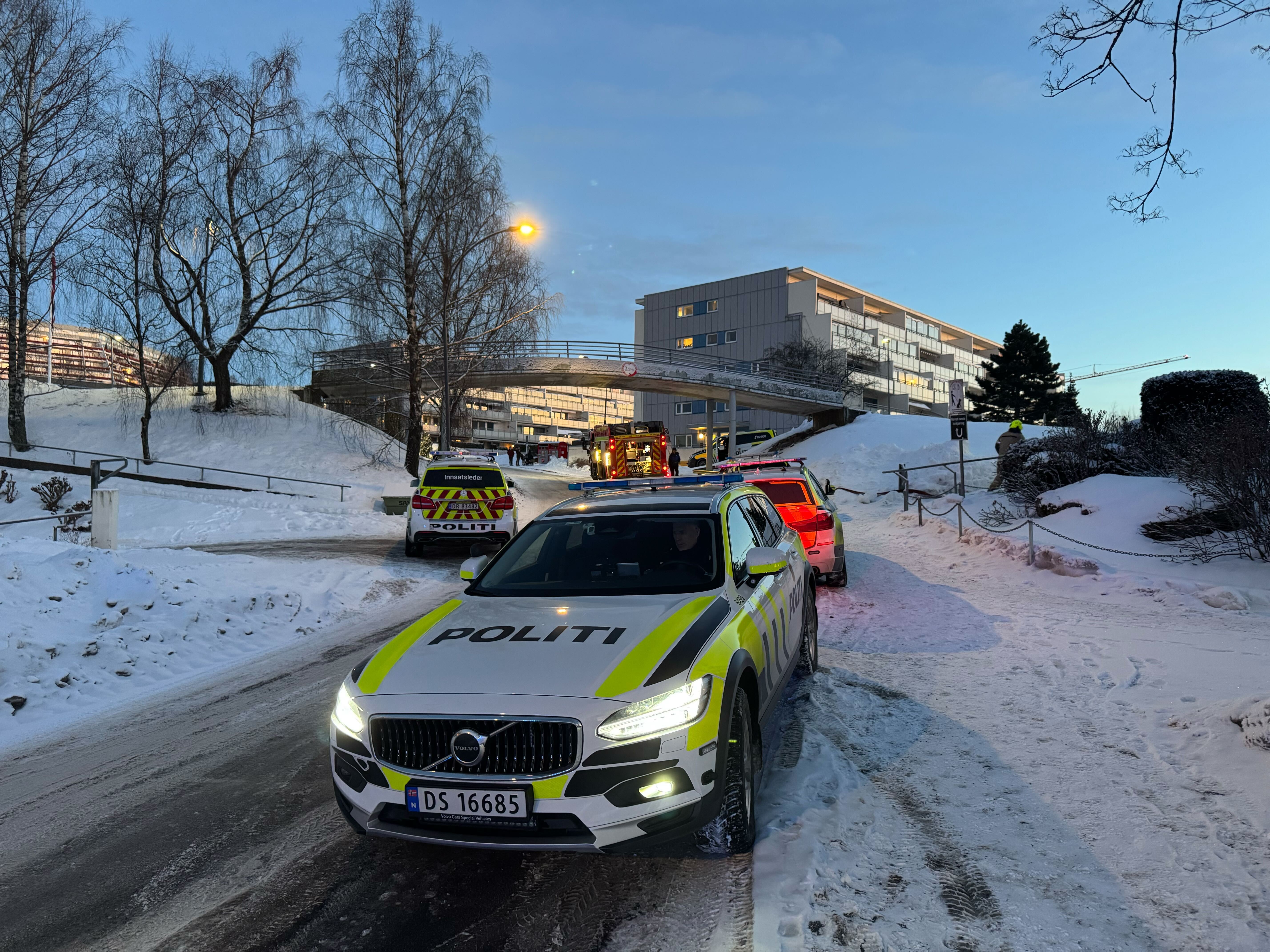 GODT OPPBUD: Også politiet rykket ut etter melding om brann på Stovner.