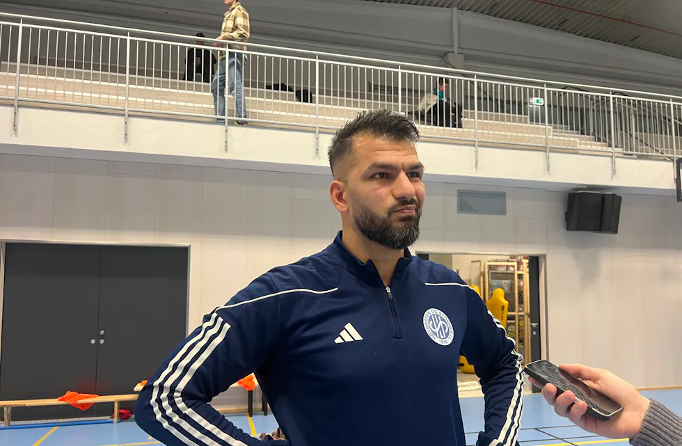 SKUFFET: Saif Haydar Jafar, spillende trener for HSIL, er tydelig skuffet etter en poengløs helg som forverret lagets posisjon i nedrykksstriden. Foto: Roza Ridha