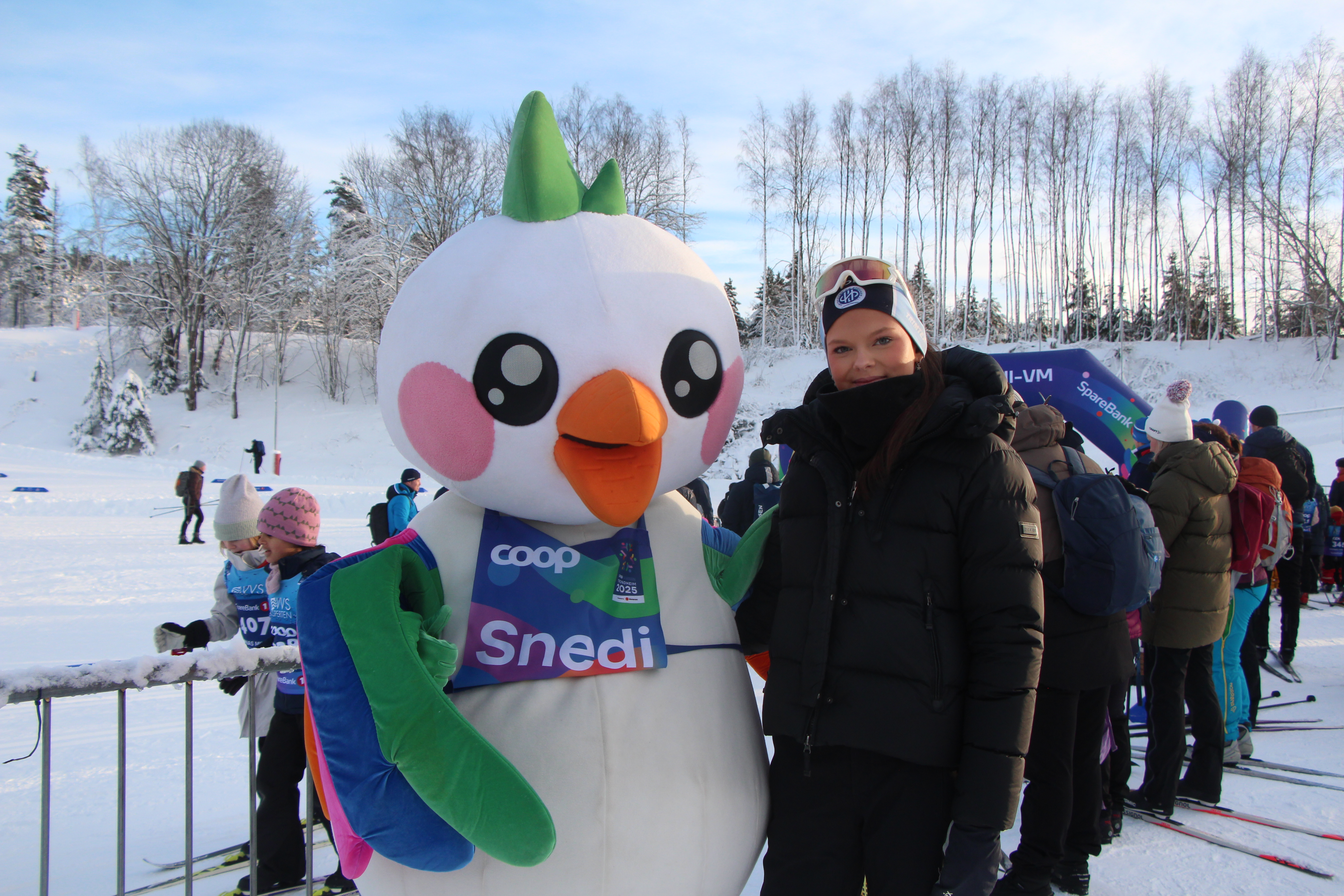 Maskoten «Snedi» og Sanne Mehl-Bjørkli. Foto: Roza Ridha