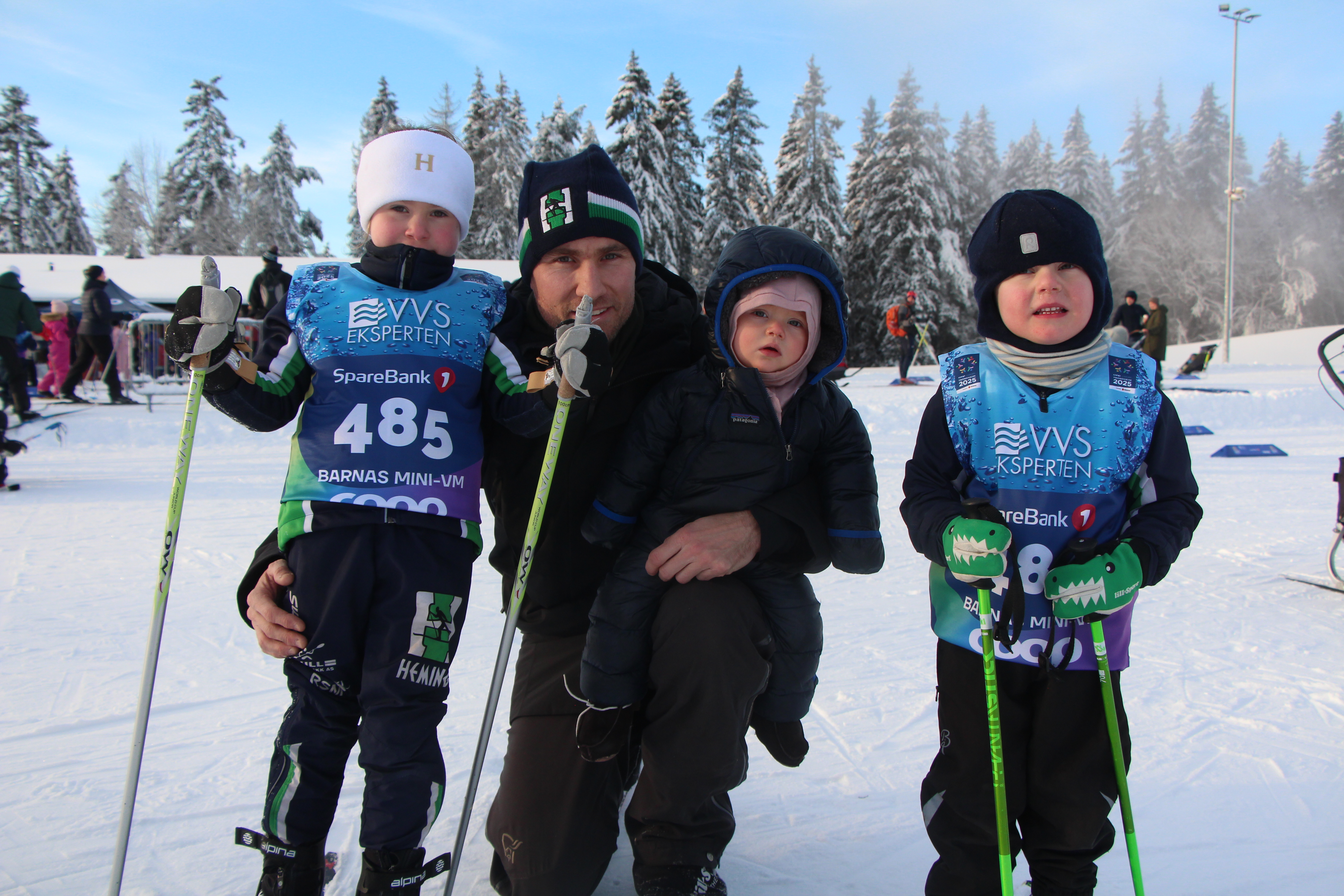 TIL GRORUDDALEN: Ingrid (6) (f.v), Lars, Anna (10 mnd.) og Harald (3) tok turen fra Vinderen til Groruddalen for å få med seg arrangementet. Foto: Roza Ridha