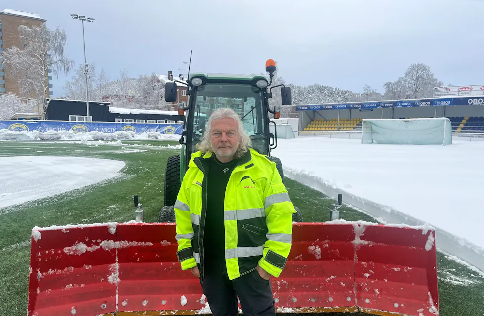 ENDELIG GRØNT: Etter lange dager og netter med snømåking på Grorud Arctic Match kunne Knut Bakke Pedersen endelig se banen bli grønn igjen.