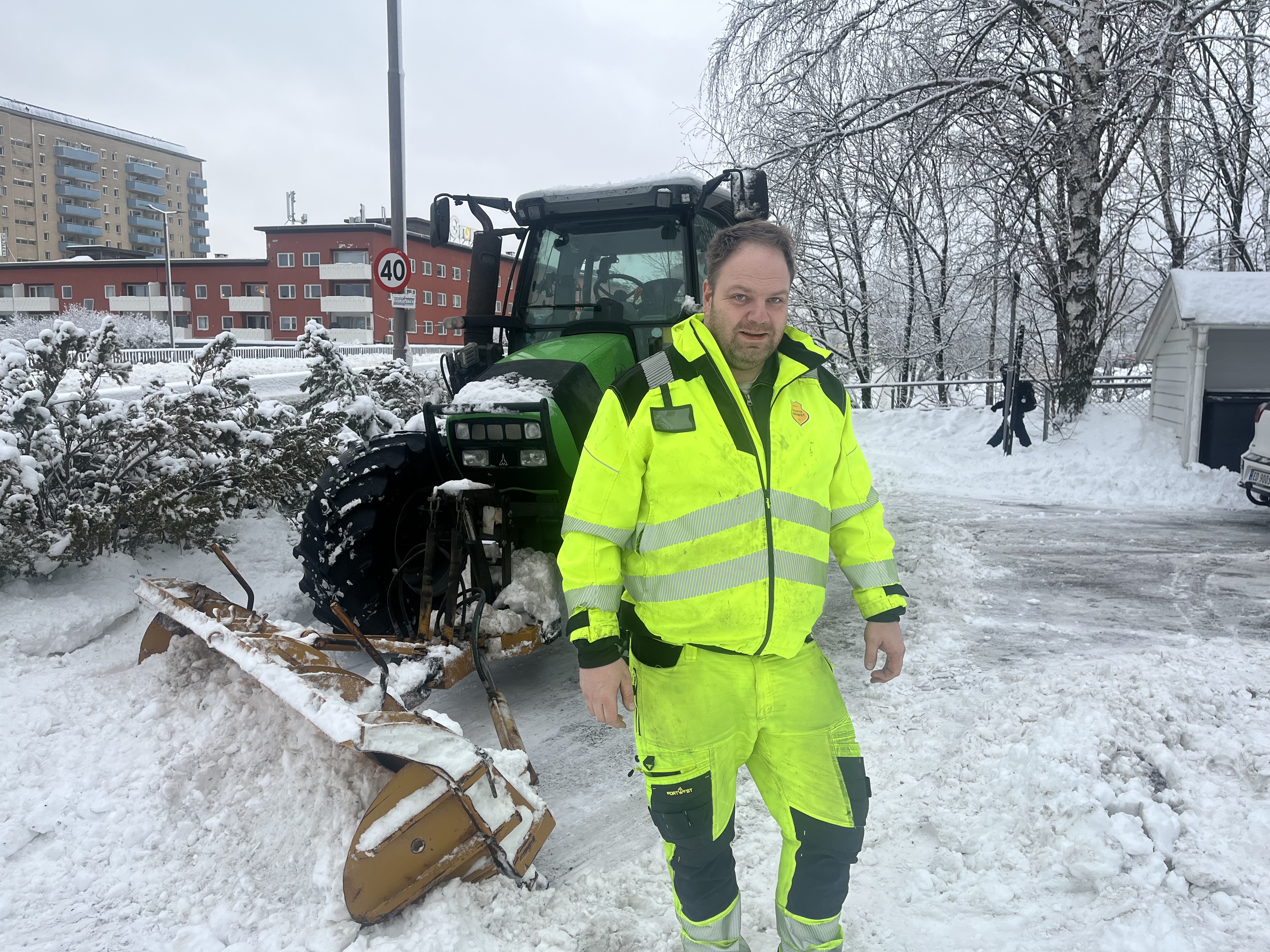 FULL KONTROLL: Jarle André Vold, her foran sin betrodde brøytetraktor.
