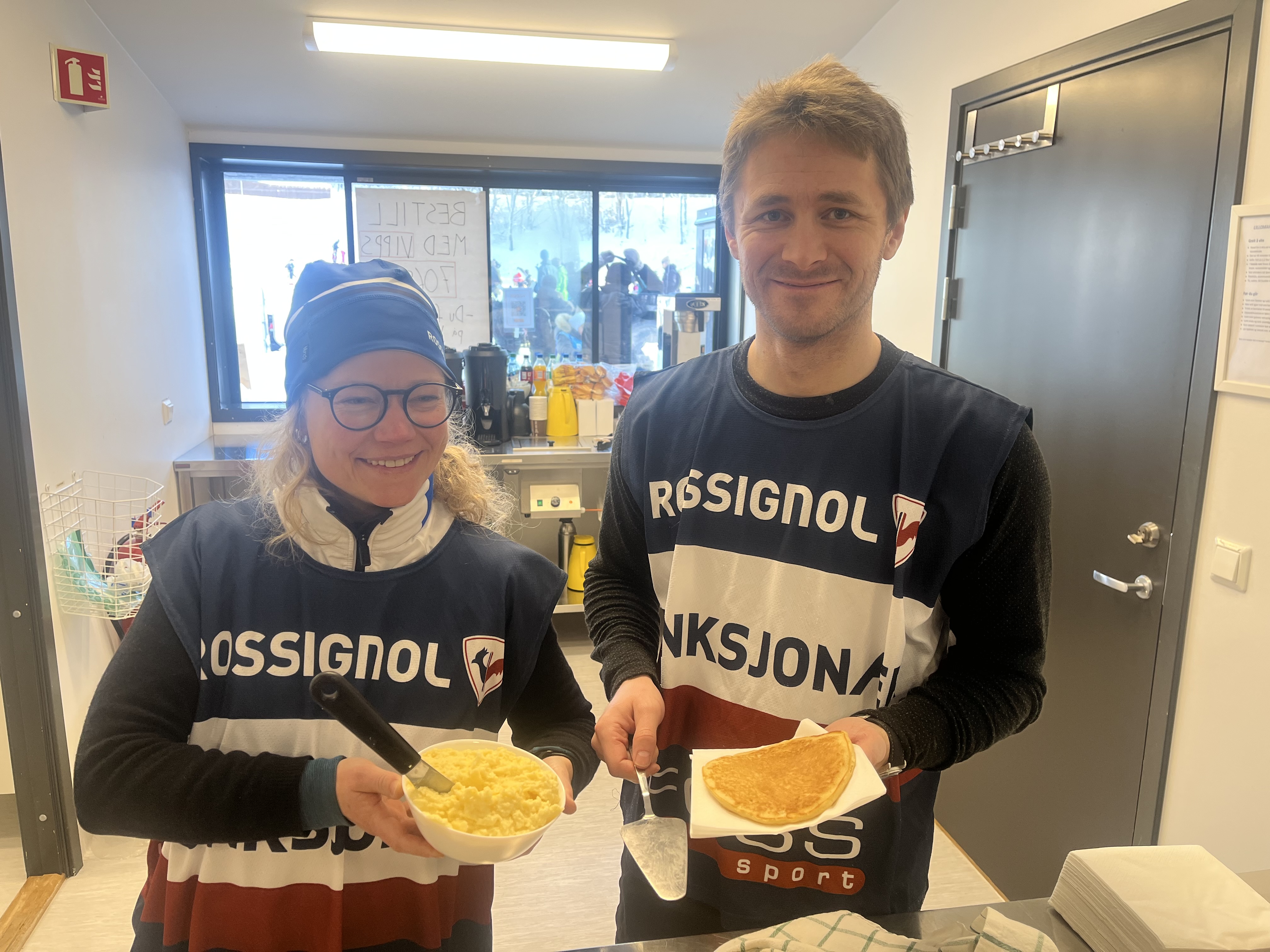 Åshild Johnsen og Kristoffer Simonsen håndterte stor pågang i kiosken.