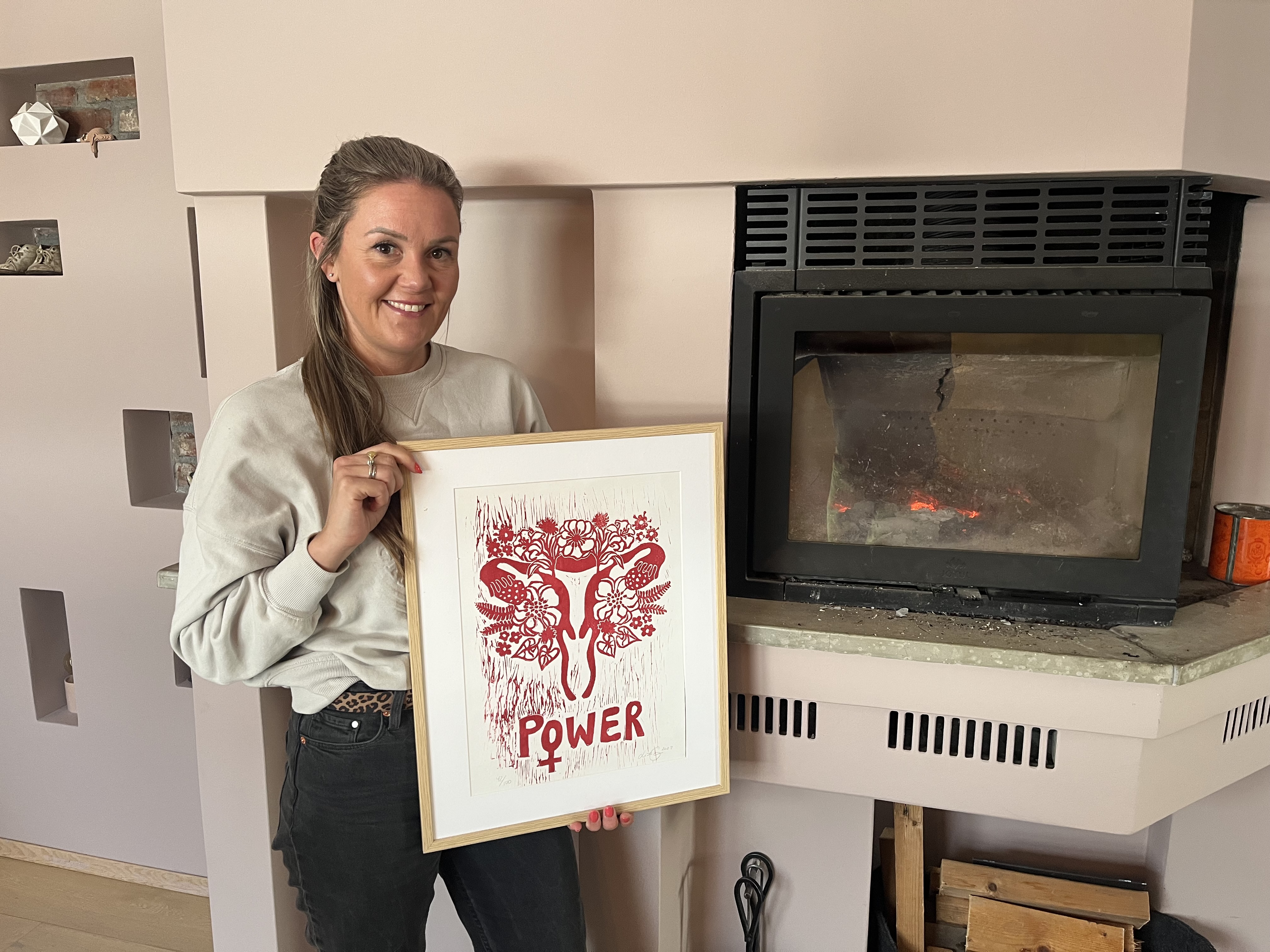 INGEN SKAM Å SJEKKE SEG: May Elise brenner for viktigheten av å sjekke seg for sykdom, selv om det kan være ubehagelig å eksponere sine private deler foran helsepersonell. Her med et maleri hun mottok etter sin egen opplevelse.