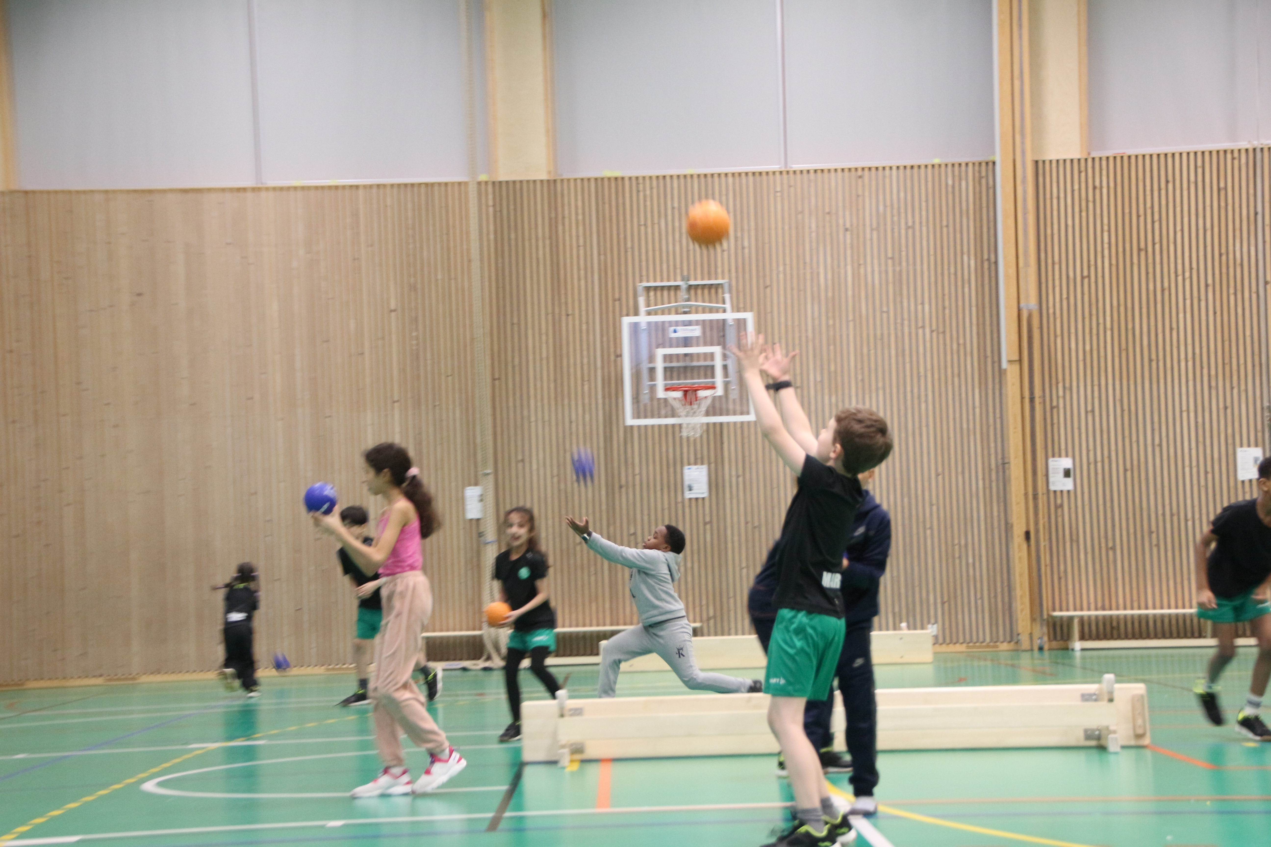 RETT PÅ: Det tok omtrent fire tidelers sekund fra dørene åpnet til Vestli-elevene var igang med balleken. 