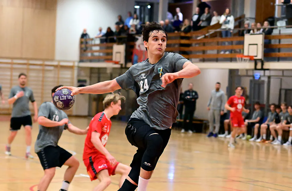 USTOPPELIG: Isak Fajfric og Linje 5 stormer videre i 2. divisjon. Åtte kamper gjenstår, og målet er å stå igjen med 16 poeng når de er ferdigspilt.