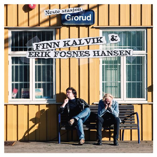 PLATECOVER: Finn Kalvik og Erik Fosnes Hansen på barndommens jernbanestasjon.
