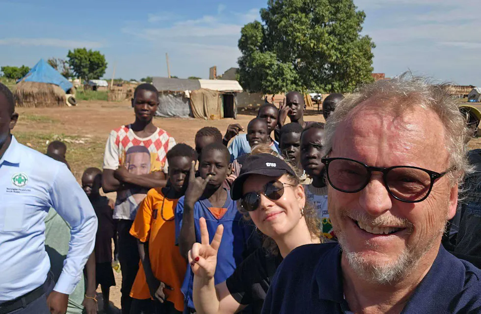 NYE BEKJENTSKAP: Det er viktig for Raymond Johansen å komme lokalbefolkningen i møte på hans mange reiser rundt om i verden. Foto: Privat
