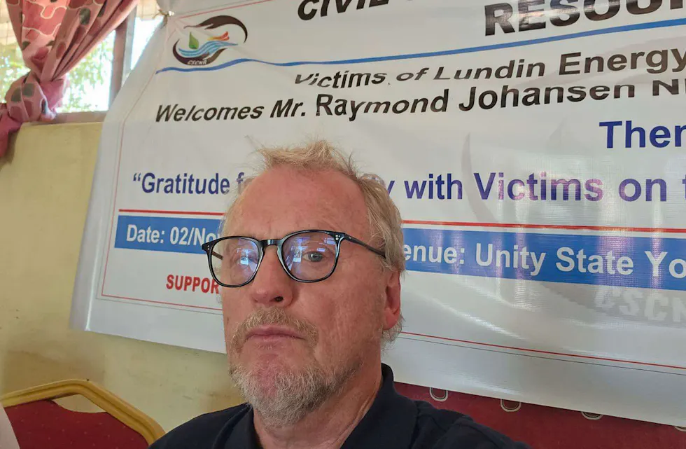 I SUDAN: 12.000 mennesker er rapportert drept og 160.000 drevet på flukt etter at militæret i Sudan angrep landsbyer for å beskytte det svenske oljeselskapet Lundins virksomhet i Sudan. Lundin Energy AB har nå skiftet navn til Orrön Energy og er i Sverige anklaget for å bidra til alvorlige og systematiske menneskerettighets- og folkerettsbrudd i Sudan. Det pågår en straffesak ved tingretten i Stockholm hvor to tidligere toppledere av Lundin Energy er tiltalt for å ha medvirket til bruddene. Raymond Johansen var i Sudan for å treffe overlevende etter forbrytelsene og sørge for humanitær hjelp. Foto: Privat