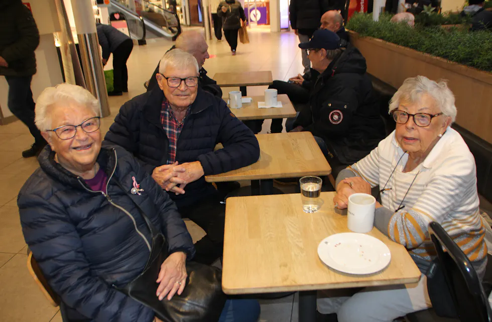 FAST MØTEPLASS: Ellen Høiestad (t.v.), Arne Høiestad og Liv Asgerd Dehle er ofte innom Tveita Senter, og da blir det fort en kaffekopp og litt skravling mellom ærendene.