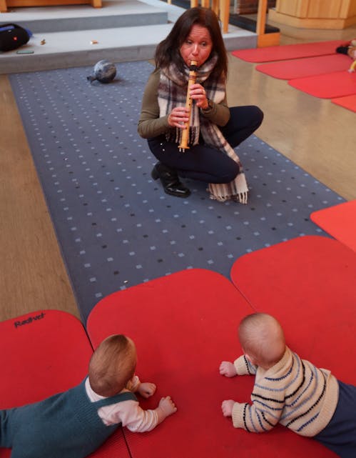 IVRIGE LYTTERE: Selv de minste fulgte med når Elisabeth dro frem meråkerklarinetten i forbindelse med babysang i Rødtvet kirke.