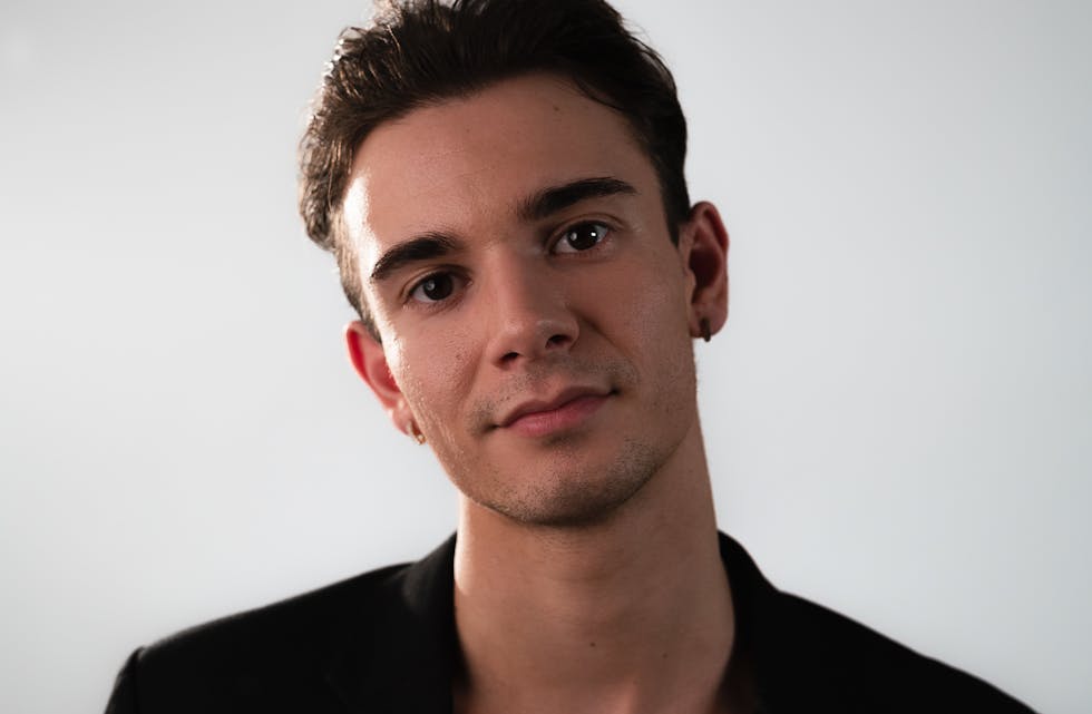 RETURNERER: Daniel Lukas synger om en tøff tid i søsterens liv i sin nyeste sang. Dette er hans første utgivelse etter en pause på to år, og det kommer enda mer i 2025.