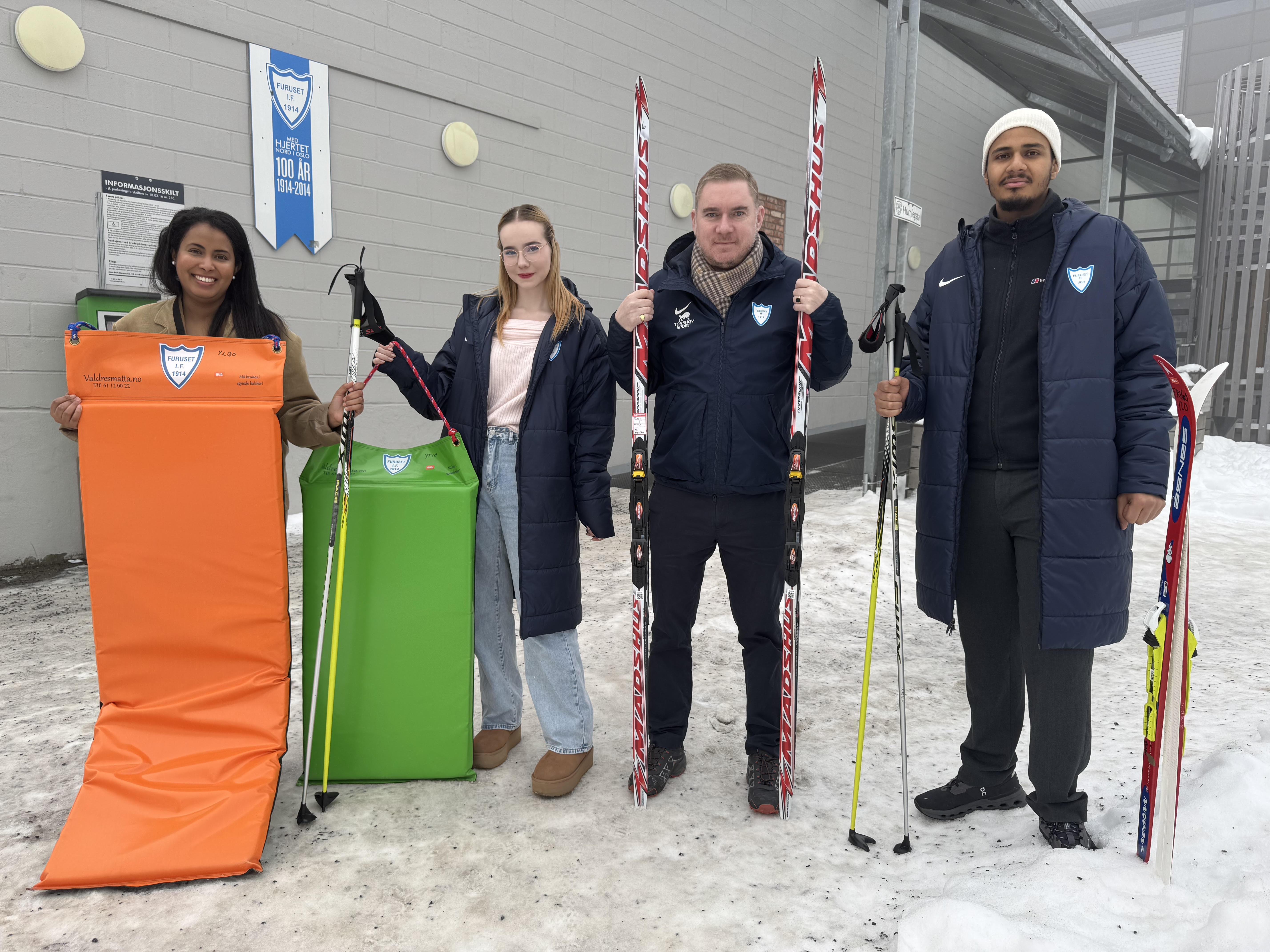 MORO-GARANTIST: Furuset IF er medarrangør av det lokale arrangementet på Furuset. Hele Norge båler finner sted over hele landet, med mange lokale innslag i Groruddalen. Her Yusra Hasan, Olga Paleczny, Rune Gjelberg og Hassan Hassan.