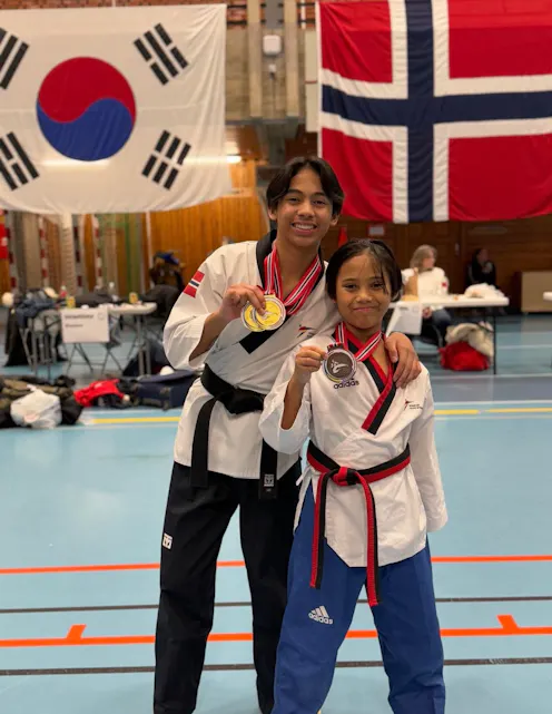 Brødrene Liam (f.v.) og Jayden Lumban er fornøyde etter å ha kjempet seg til både gull- og sølvmedalje.