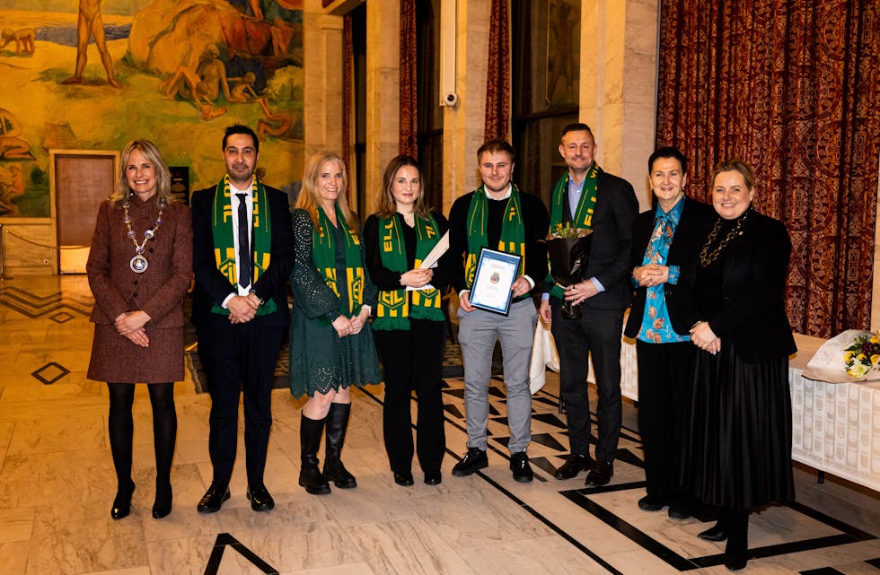 VELFORTJENT: Av omtrent 700 idrettslag i hele Oslo var det Ellingsrud IL som stakk av med den gjeve idrettsprisen til Oslo kommune. De stolte mottakerne fra Ellingsrud som representerte idrettslaget i rådhuset er styreleder Hans Qvortrup, avtroppende daglig leder Elliot Dean Wood, rekrutteringsansvarlig Younes Yildrim, Nisa Karaca fra Ungdom i arbeid og hovedstyremedlem Linda Fostervoll. Ordfører Anne Lindboe, direktør i Bymiljøetaten Gerd Robsham Kjørven og byråd for næring og kultur, Anita Leirvik North gledet seg sammen med alle prisvinnerne.