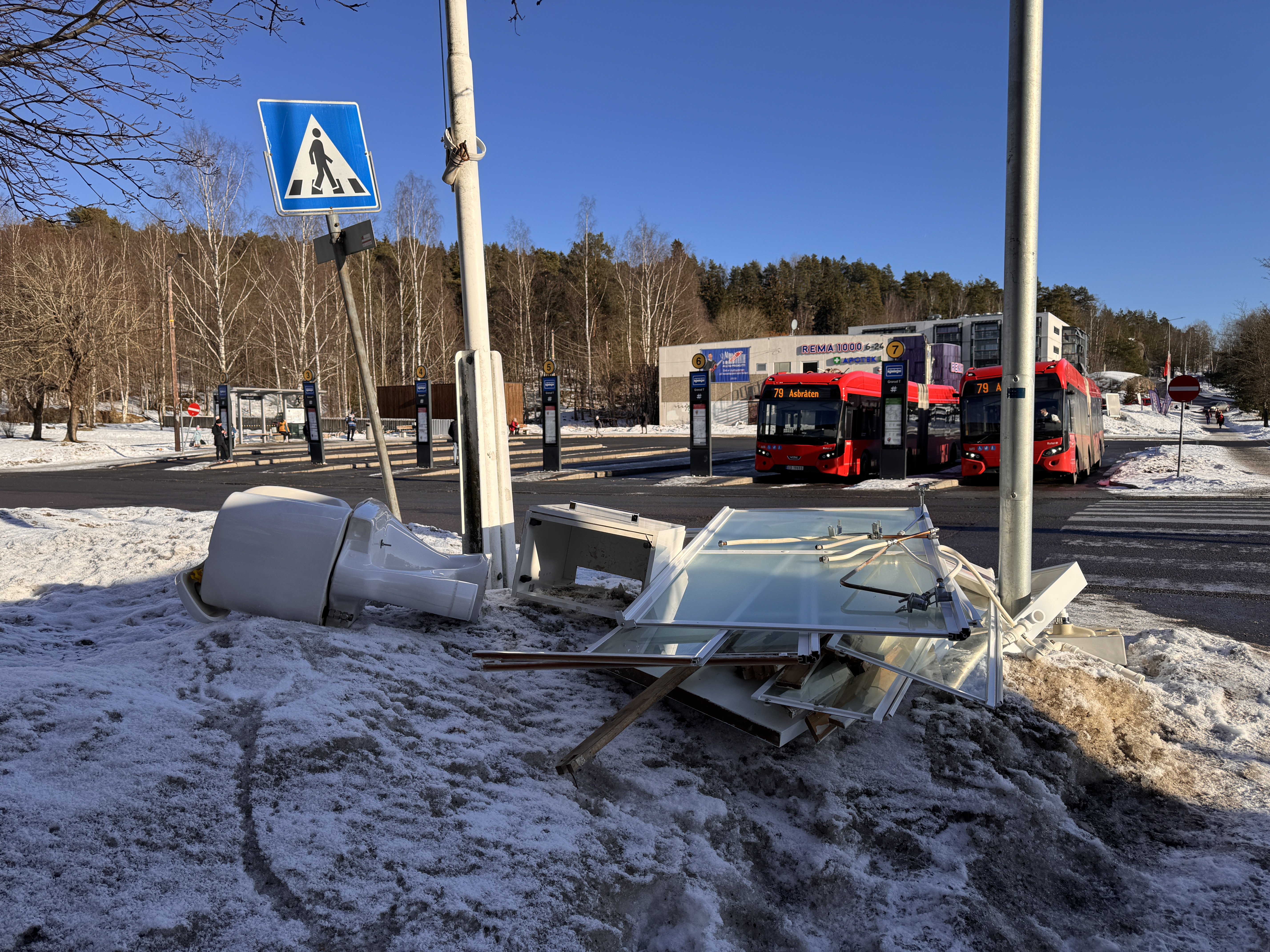Velkommen, liksom! Dette er det som møter folk som kommer over fotgjengerfeltet og skal til Grorud senter mandag 10. februar. Midt på dagen, sola skinner fra en blå himmel og stemningen er god. Men doskåla som ligger slengt i haugen med øvrig baderomsinnredning er lite trivelig å bli møtt med.