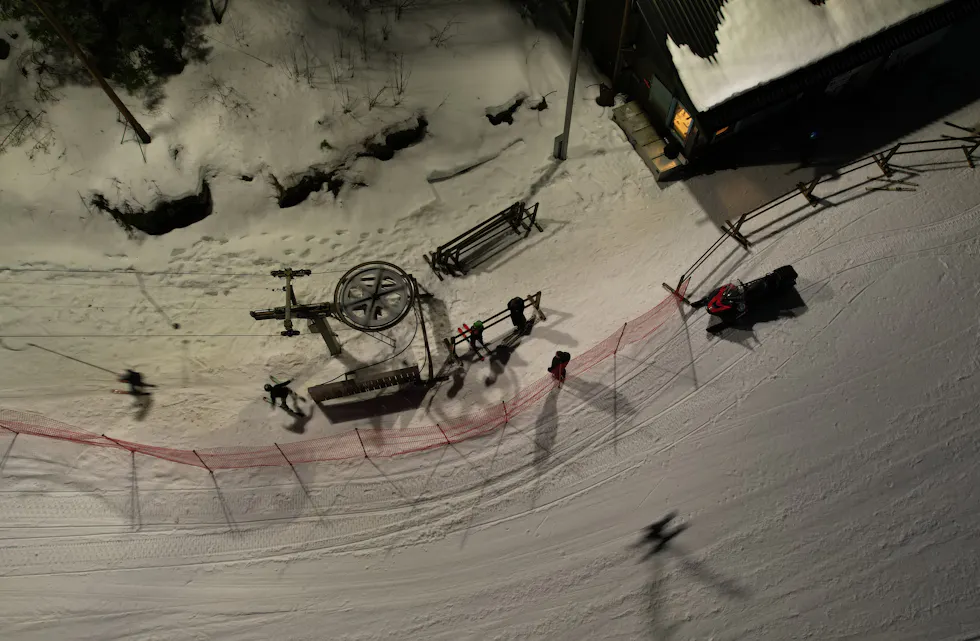 Heisen i Liabakken skisenter våkner til liv etter hvert som barn og unge finner veien til bakken tirsdag kveld tidlig i februar.