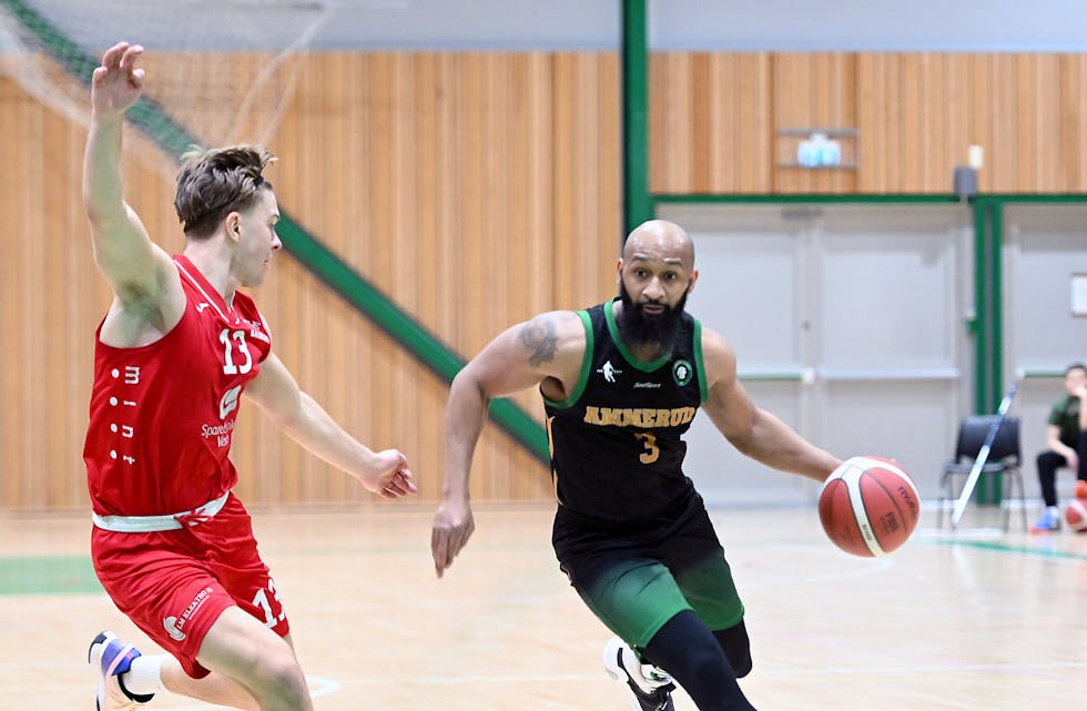 TØFF KVELD: Ammerud slet mot et fysisk sterkt Gimle-lag og klarte aldri å finne rytmen. Nå handler alt om å slå tilbake i de siste kampene av sesongen. Her er kaptein Eric Gilchrese i aksjon. Foto: Bjørn Moe.