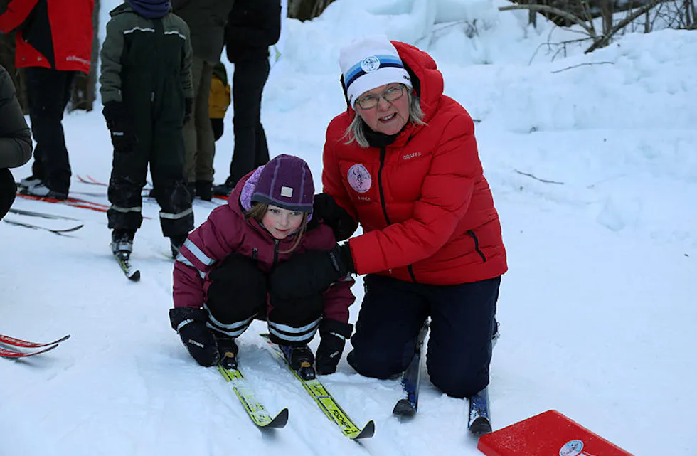 Randi Flaten hjelper en av de ivrige deltakerne.