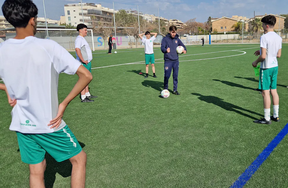 Suksesstreneren Rick Van Hoeven instruerer gutta på treningsfeltet. Foto: Hassan M. Abdi.